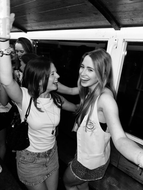 Huiffie gepakt met de allerleukste meiden 🪩🩵🕺🙌🏼 #interesseborrel #baila #koprollen