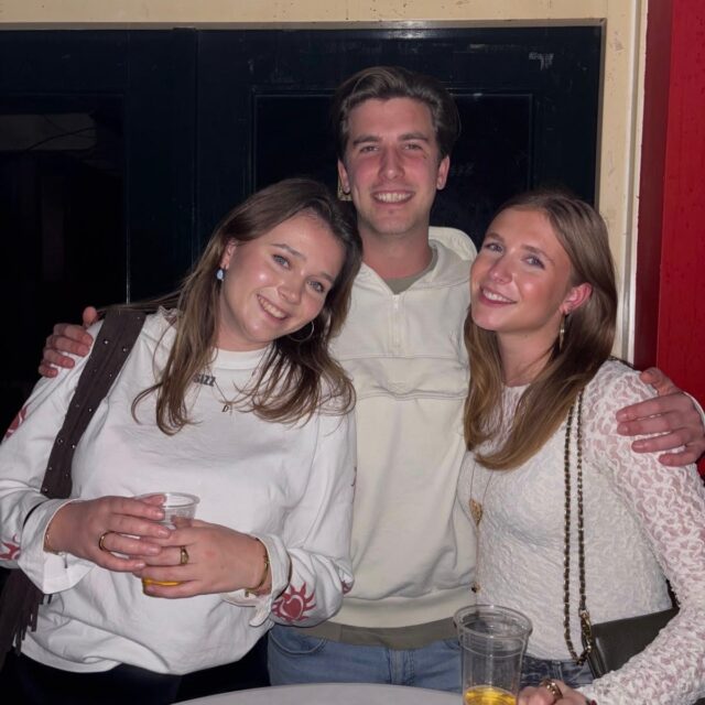 Borreldumpie van de afgelopen weken met de heren van @dispuutadat @dispuutfiets & @dispuut.aone 🩵🕺🏻🫶🏻🪩#blikkiekoppen #wodkabij #newwaveboard