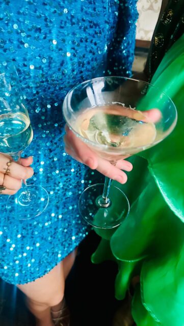 Ben jij benieuwd naar het dispuutsleven? 🪩🩵 DM ons en kom een keertje mee borrelen! 💕 #dispuut #onafhankelijk #interesseborrel #studentenleven #paarels