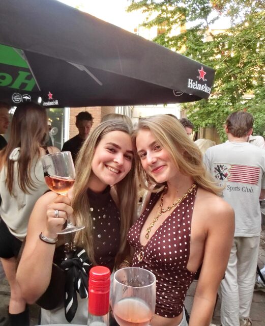 Laatste borreltje voor de tentAA’s 🥂🌞🕺